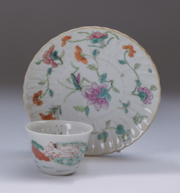 688.  Jícara en porcelana china decorada con algunos de los ocho símbolos, y plato.Trabajo chino para la exportación, S. XVIII.