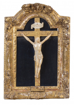 1155.  Cristo en marfil con marco en madera, trabajo francés, S. XVIII