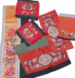 613.  Lote de seis ornamentos en seda de vestidos en tonos rojizos.China, S. XIX