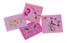 579.  Lote de cuatro tapetes en tonos rosas con decoración floral.China, S. XIX.