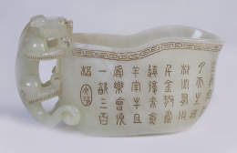 1128.  Cuenco con asa en jade en forma de dragón y caracteres. Con sello.China, S. XIX - XX.