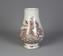 604.  Jarrón decorado en rojo de hierro con dragón. China ffs. del S. XIX