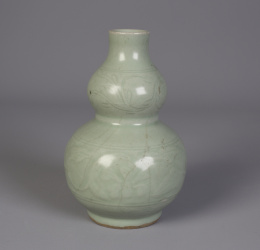 607.  Jarrón de doble calabaza en celadón verde. Etiqueta antigua en la base que reza: "Jarrón Ming Periodo Chien Lung"Dinastia Ming.
