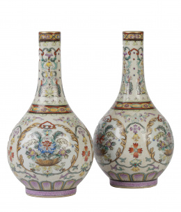 1029.  Pareja de jarrones con decoración floral.China, ff. S. XIX - pp. S. XX.