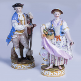 1065.  Pareja de figuras galantes de porcelana esmaltada.Meissen, 1818 - 1860.