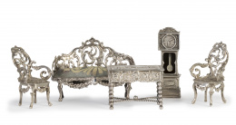 580.  Conjunto de  mobiliario de plata para casa de muñecas de plata, de estilo rococó y barroco.Quizás holandés, pp. del S. XX.