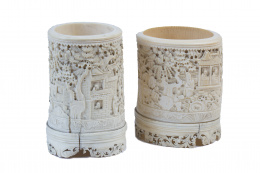 1133.  Dos pinceleras de marfil tallado con escenas palaciegas.Trabajo chino, S. XIX