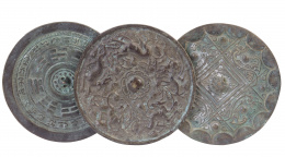612.  Tres espejos antiguos en bronce, China.