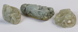 1130.  Tres jades tallados en jade verde, uno con forma de dragón, otro con forma de serpiente y otro un buda.Trabajo chino, S. XIX - XX.