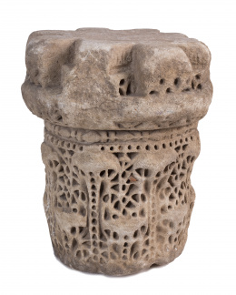 1013.  Capitel de mármol tallado de Medina Azahara realizado en la segunda mitad del S. X.