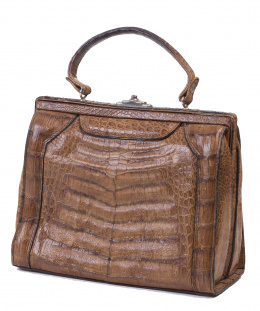 348.  Bolso de mano en piel de cocodrilo color cafe con asa corta