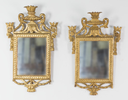 1031.  Pareja de cornucopias Carlos IV de madera tallada y dorada, la luna de vidrio de La Granja.Trabajo español, ffs. del S. XVIII - pp. del S. XIX.