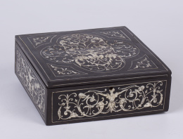 1017.  Arquilla en ébano y marfil decorada con grutescos y hojas.Trabajo colonial S. XVII