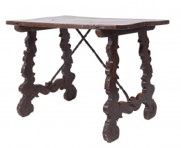 935.  Bufete de madera de nogal, patas en forma de lira.Trabajo español, S. XVII