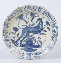 1177.  Plato de cerámica esmaltada en azul de cobalto, con un perro en el asiento.Triana, S. XVIII.