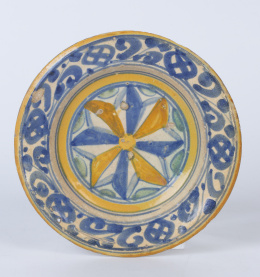 1174.  Plato de cerámica esmaltada en naranja y azul.Trabajo catalán, S. XVII