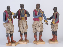 1028.  Cuatro figuras de personajes negros de madera tallada y policromada pertenecientes a un belén .Trabajo napolitano, S. XVIII.