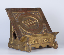 1175.  Atril en madera dorada y escudo de una parrilla.Trabajo castellano, S. XVII
