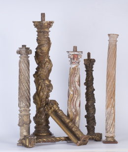 1030.  Lote de siete columnas de madera tallada y  dorada.Trabajo español, S. XVI-XVII