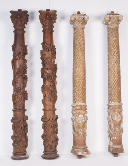541.  Dos parejas de columnas en madera tallada, dorada y policromada.Trabajo español, S. XVI-XVII