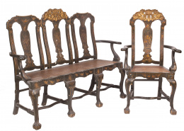 1029.  Conjunto de sofá y dos sillones Carlos III lacados de verde, tallados y dorados y decorados con chineríasTrabajo posiblemente andaluz, S. XVIII