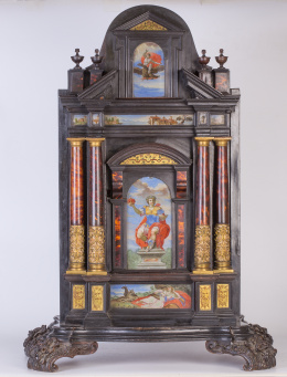 543.  Cabinet de mesa con forma arquitectónica en madera de ébano, palo santo, carey y cristales pintados.Italia, S. XVII