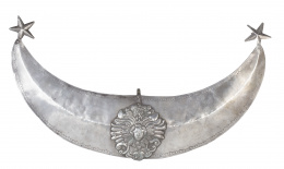 1161.  Media luna de Inmaculada en plata de decoración repujada,Trabajo colonial, S. XVII-XVIII