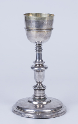 1005.  Cáliz de plata en su color y plata vermeille en el interior. Con marcas.Talavera de la Reina, S. XVII.