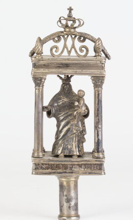 729.  Extremo de báculo en plata representando a Nuestra Señora del Rosario.Trabajo español, S. XVIII - XIX.