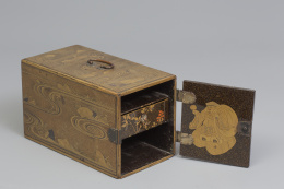 582.  Pequeño cabinet para la ceremonia del incienso en madera lacada con las técnicas hiramaki-e, togidashi maki-e y tatamaki-e.Periodo Edo, Japón, S. XIX.