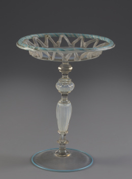 1025.  Tazza a la "façon de Venice" con cristal esmaltado en azul, S. XIX.