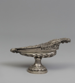 905.  Naveta de plata en su color, repujada y cincelada. Con marcas.S. XVIII