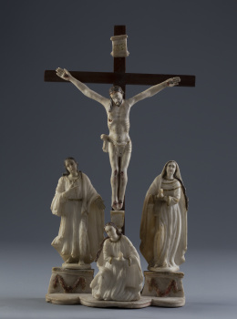 1019.  Calvario. En piedra jabón o esteatita dorado y policromado.Trabajo brasileño-portugés, S. XVIII.