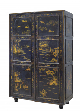 1070.  Armario en madera lacada en azul con decoración en dorado.Trabajo chino para la exportación, S. XVIII