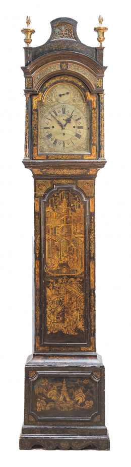 704.  William Webster*Reloj Jorge II de caja alta o “Grand father” en madera lacada de verde con decoración de chinerías a la manera de Giles Grendey. Trabajo inglés, primera mitad del S. XVIII.