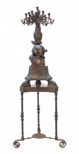 638.  Candelabro realizado en hierro procedente de las bombas que cayeron en Barcelona desde Montjuic el 3 de diciembre de 1842 y en madera tallada.Barcelona, 1843