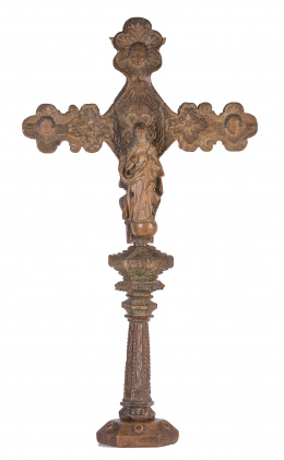 907.  Cruz en madera tallada con la Virgen y ángeles en los extremos de la cruz.Trabajo colonial, S. XVII