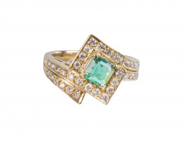 155.  Sortija con esmeralda central de 0,80 ct aprox en rombo de brillantes