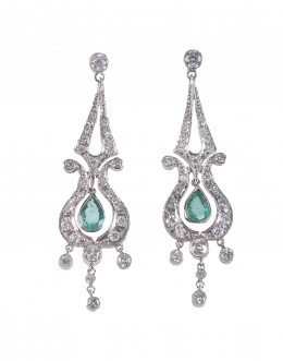 330.  Pendientes largos estilo Art-Decó de brillantes con perillas de esmeraldas colgantes, enmarcadas en liras de brillantes