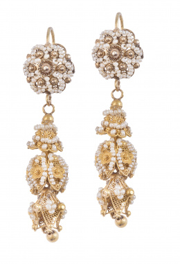 25.  Pendientes largos populares S.XVIII-XIX con filigrana de perlas de aljófar y oro