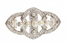 311.  Broche placa Art-Decó de diamantes y perlas, con remate de chatones de brillantes laterales