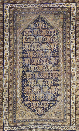 621.  Alfombra en beige con cartucho central en azul decorado con formas geométricas.Persia.