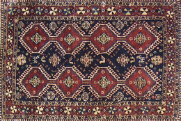 644.  Alfombra con decoración geométrica con cartuchos sobre campo azulCaucáso.