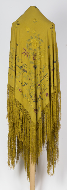 920.  Mantón de "manila" en ocre bordado con hilos de color con pagodas, mariposas y personajes, S. XIX