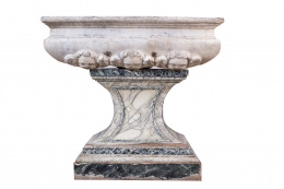 890.  Fuente de mármol tallada con querubines,Quizás trabajo italiano S. XIX