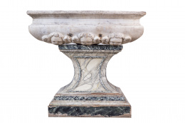 890.  Fuente de mármol tallada con querubines,Quizás trabajo italiano S. XIX