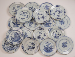 917.  Colección de 27 platos de porcelana esmaltados en azul de blanco de compañía de Indias, S. XVIII