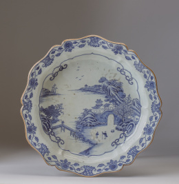1126.  Fuente en porcelana esmaltada en azul y blanco.Trabajo chino para la exportación, S. XVIII - XIX.