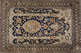 1083.  Alfombra de campo azul con hojas, palmetas y flores, y elementos arquitectónicos.