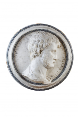 937.  Tondo con un busto de Adriano de perfil en bajo relieve en mármol con marco de madera estucada y policromada.S. XIX